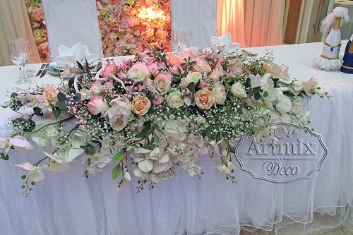 Пышная композиция на свадьбу из розы и орхидеи
