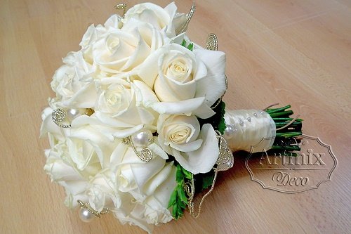 Свадебный букет из белых роз (округлой формы)