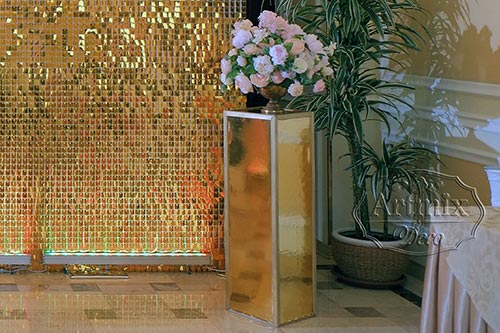 Зеркальные, золотые колонны на свадьбу
