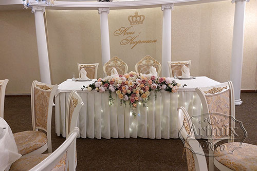 Цветочная композиция на стол молодожёнов и композиции из цветов в высоких вазах на столы гостей