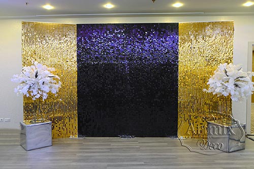 Стена из пайеток в стиле Гетсби с большими композициями из перьев