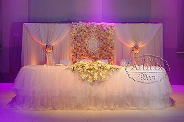 Стена из цветов на свадебном президиуме