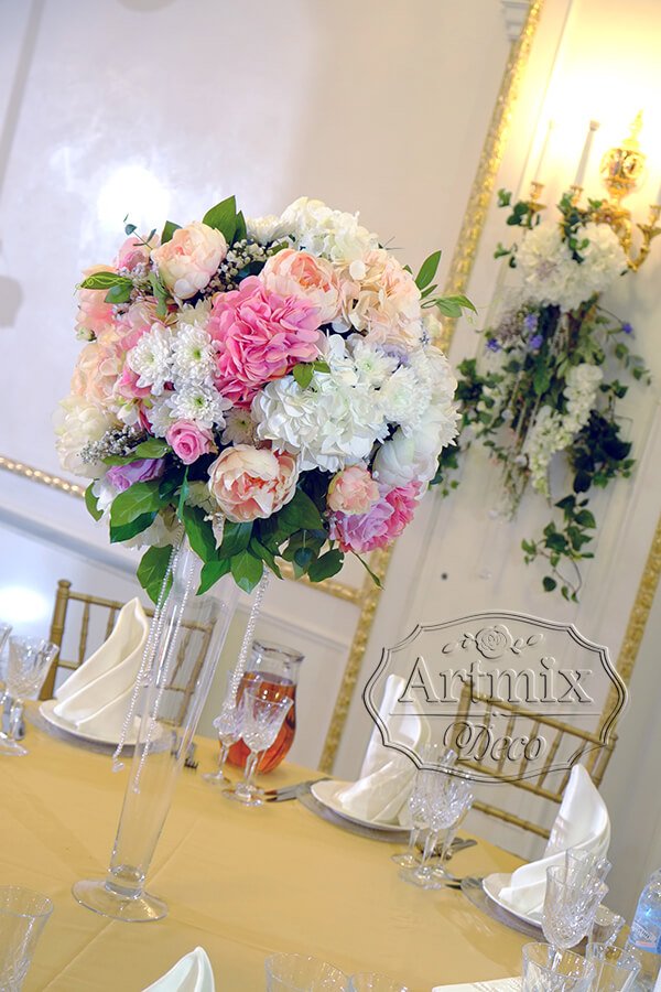 Цветы в вазе на свадебных столах гостей