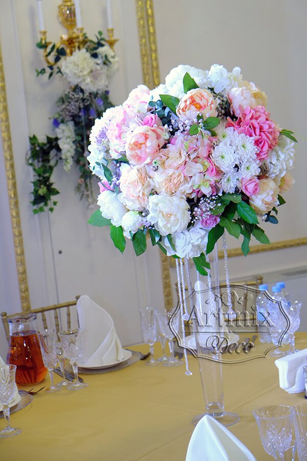 Ваза с цветами на столах гостей на свадебном торжестве