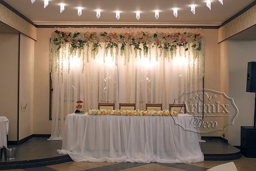 Свадебный президиум из цветов, ткани и подсветки