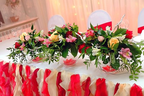 Цветы в вазе на свадебном столе молодоженов