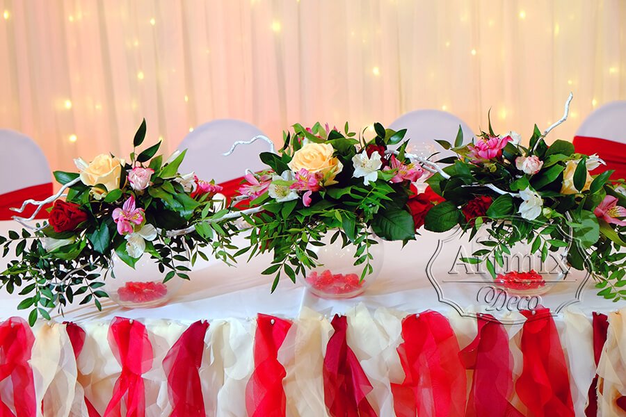 Цветы в вазе на свадебном президиуме