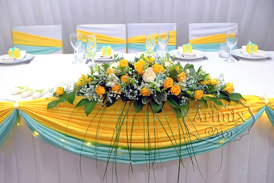 Желтая роза в свадебной композиции на стол жениха и невесты