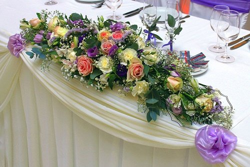 Свадебная цветочная композиция разных оттенков и цветов
