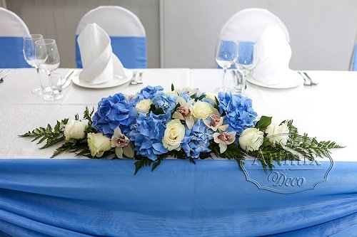 Гортензия и розы в свадебном оформлении стола