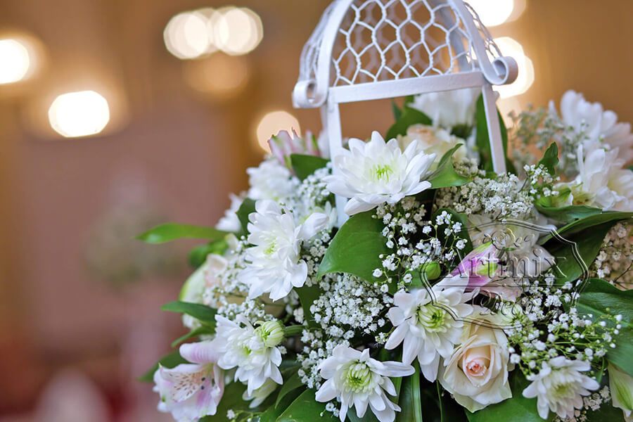 Оформление свадьбу живыми цветами в винтажных фонариках на столах гостей