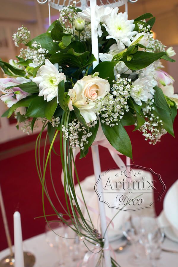 В свадебной цветочной композиции розы и хризантемы
