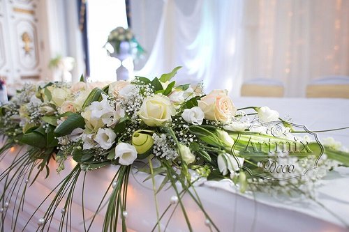Классическое украшение на свадьбу из живых цветов