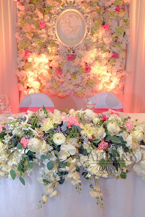 Объемная цветочная композиция на свадебном президиуме