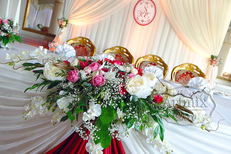 Свадебная композиция на столе молодоженов из садовой розы, пионов и хризантем, орхидеи и разнообразной зелени