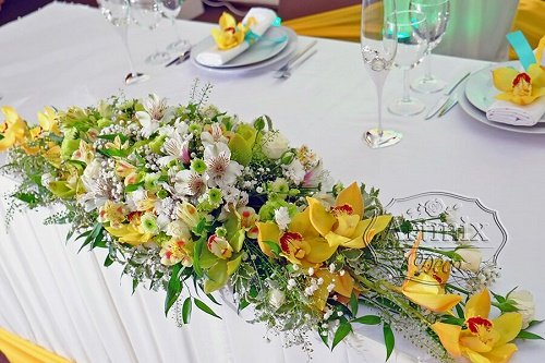 Великолепный цимбидиум в сочетании с горной орхидеей и кустовой светло-зеленой хризантемой - прекрасное украшение главного свадебного стола