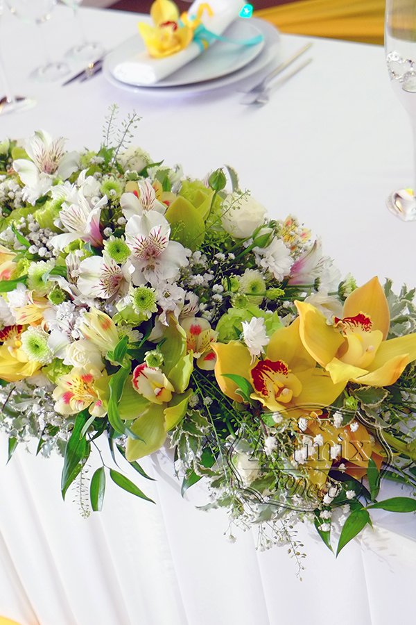 Цимбидиум в сочетании с горной орхидеей и кустовой светло-зеленой хризантемой - прекрасное украшение главного свадебного стола