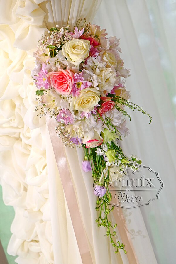 Свадебная арка с цветочными композициями (Форма капля)