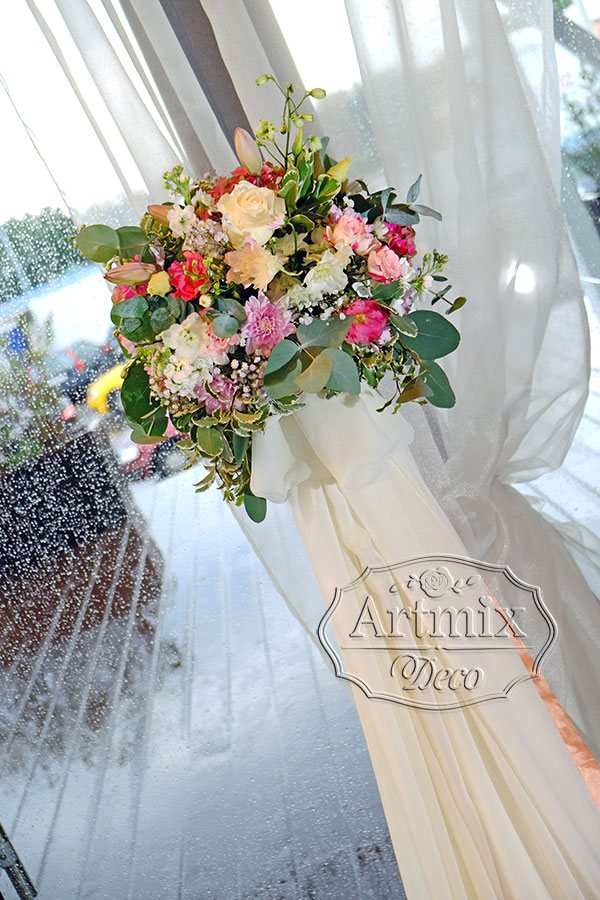 Стойки с цветочными композициями в оформлении свадебного торжества