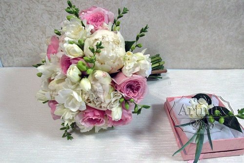Свадебный букет из свежих пионов, нежных роз и белой фрезией