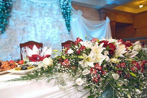 Единый стиль в украшении зала на свадьбу цветами