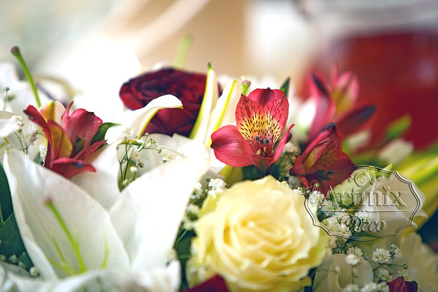 Белые и красные розы, королевские лилии, колокольчики альстромерии, эустома, пушистая хризантема непременно привлекут внимание всех гостей на свадебном торжестве