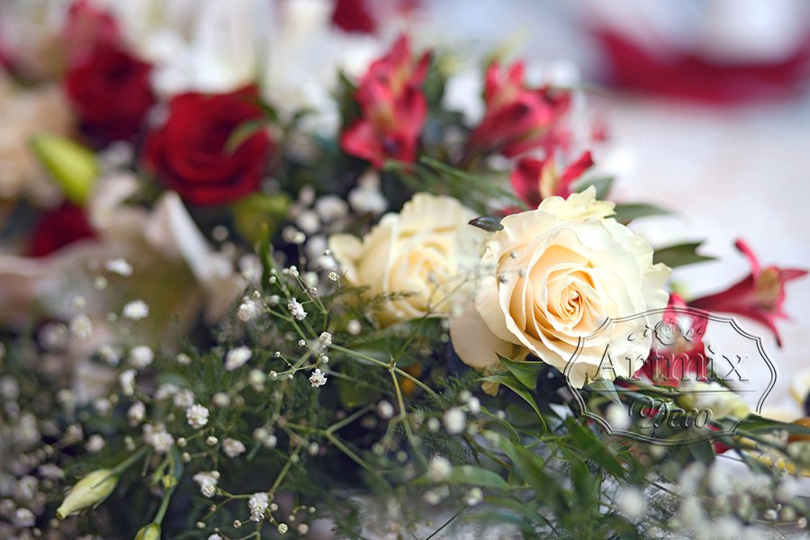 Роза в свадебной цветочной композиции