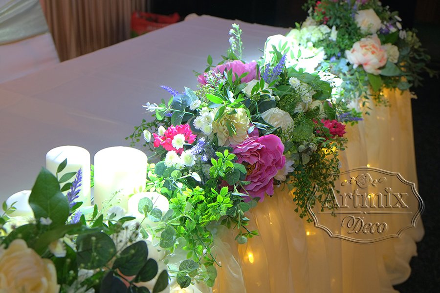Классическое крашение свадебного стола цветами