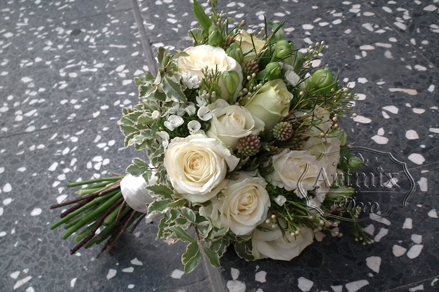 Букет невесты из розы, альстромерии, турецкой гвоздики, брунеи, питоспорум и пакс-флауэр.