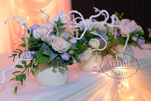 Цветы на свадебном президиуме - розы, эустома, раскошной нежно-розовой гортензии, эвкалипт и стразы