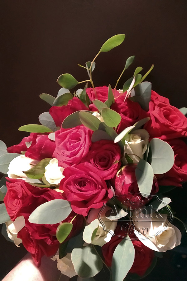 Свадебный букет из красных и белых роз, пионами цвета граната