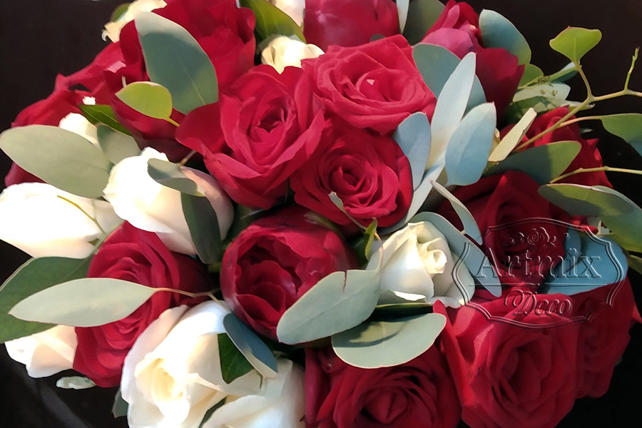 Свадебный букет из красных и белых роз