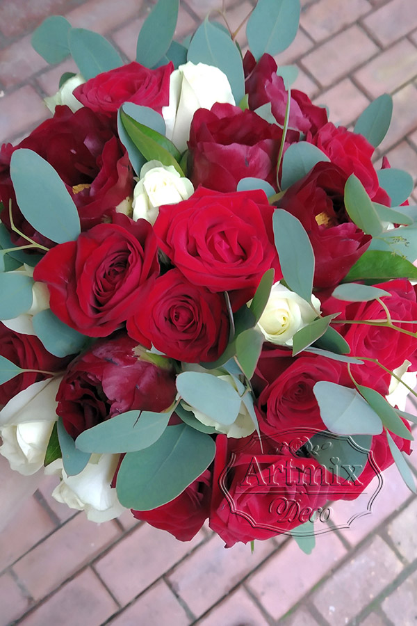 Свадебный букет из красных и белых роз, пионами цвета граната