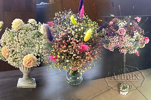 Цветочные композиции из крашенной гипсофилы, розы и лагурус