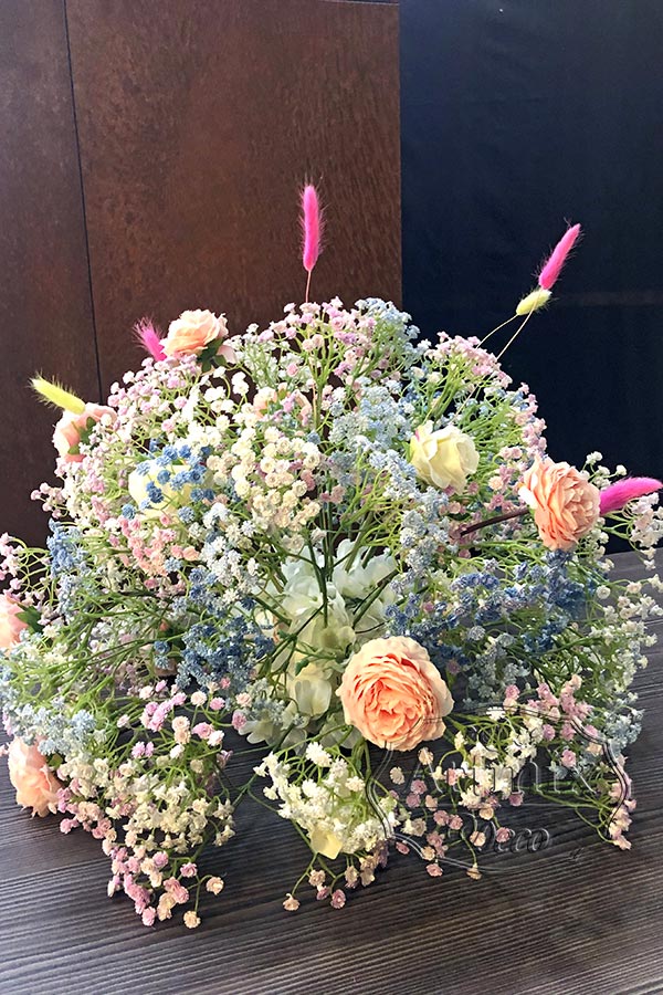 Цветочные композиции из круглой формы крашенной гипсофилы, розы и лагурус