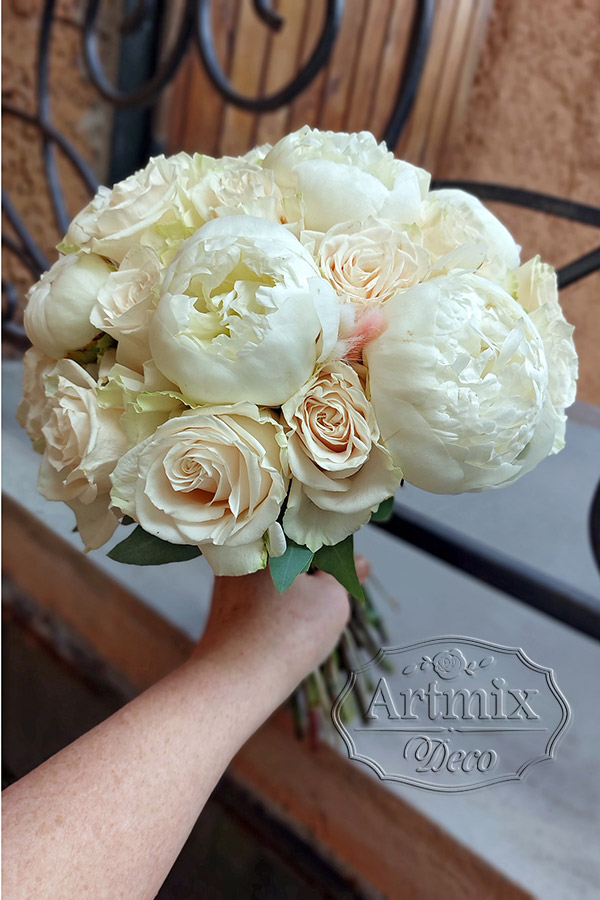 Классический букет невесты из белых пионов и роз