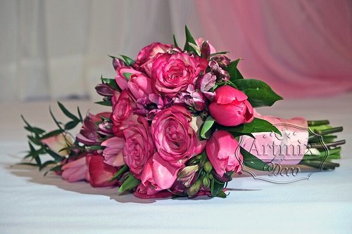 Свадебный букет микс, из нескольких видов цветов: тюльпаны, розы, альстромерия