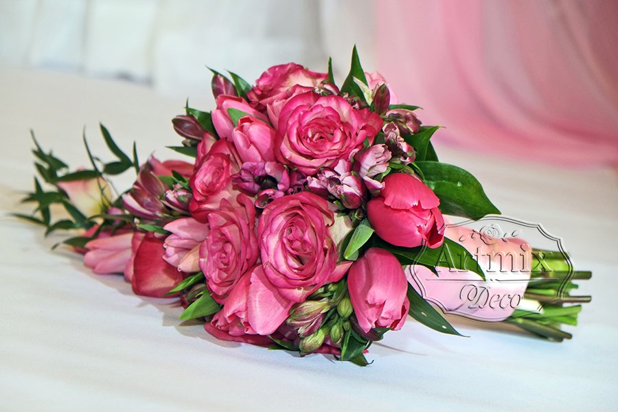 Свадебный букет микс, из нескольких видов цветов: тюльпаны, розы, альстромерия