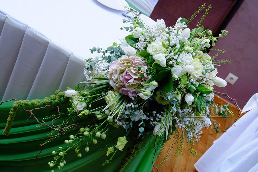 Ассиметричная цветочная композиция на столе молодоженов для Лесной свадьбы