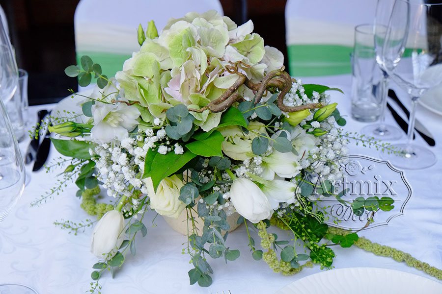 Шикарная цветочная композиция с листочками серебристого эвкалипта и другая зелень, розы, тюльпаны и шикарная гортензия, романтичный завиток кореллиуса и чуть - чуть плюща