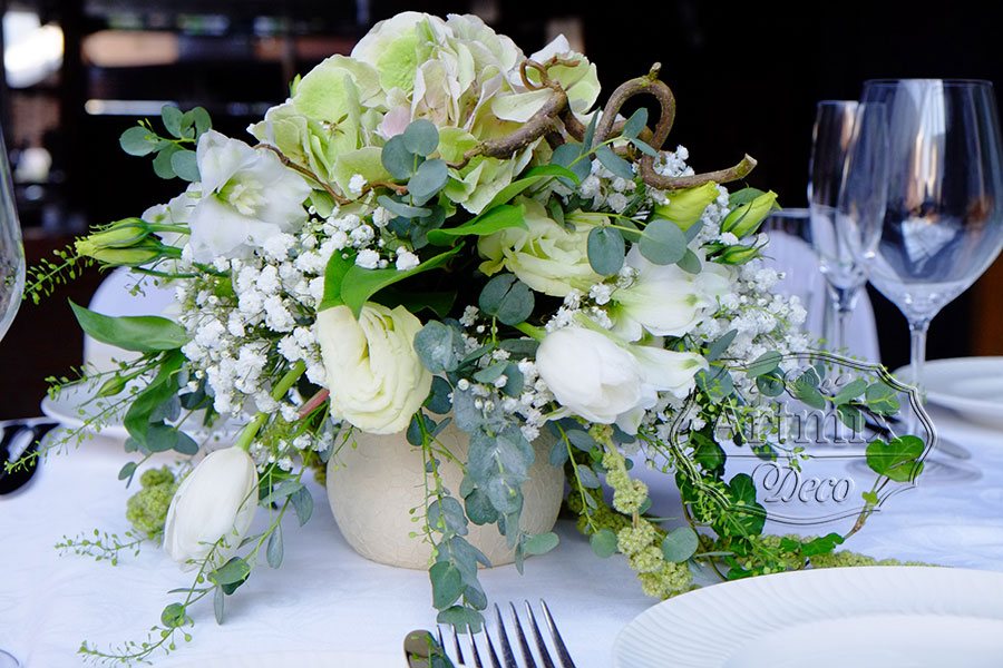 В свадебной композиции небольшие листочки серебристого эвкалипта и другая зелень, розы, тюльпаны и шикарная гортензия, романтичный завиток кореллиуса и чуть - чуть плюща