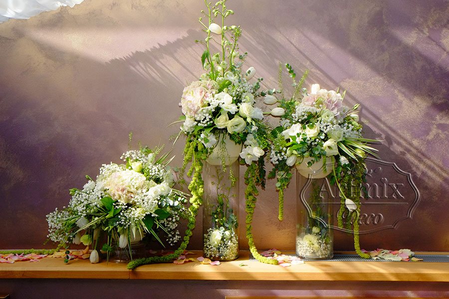 Единый цветочный ансамбль на свадебном торжестве, где каждый цветок играет свою неповторимую роль