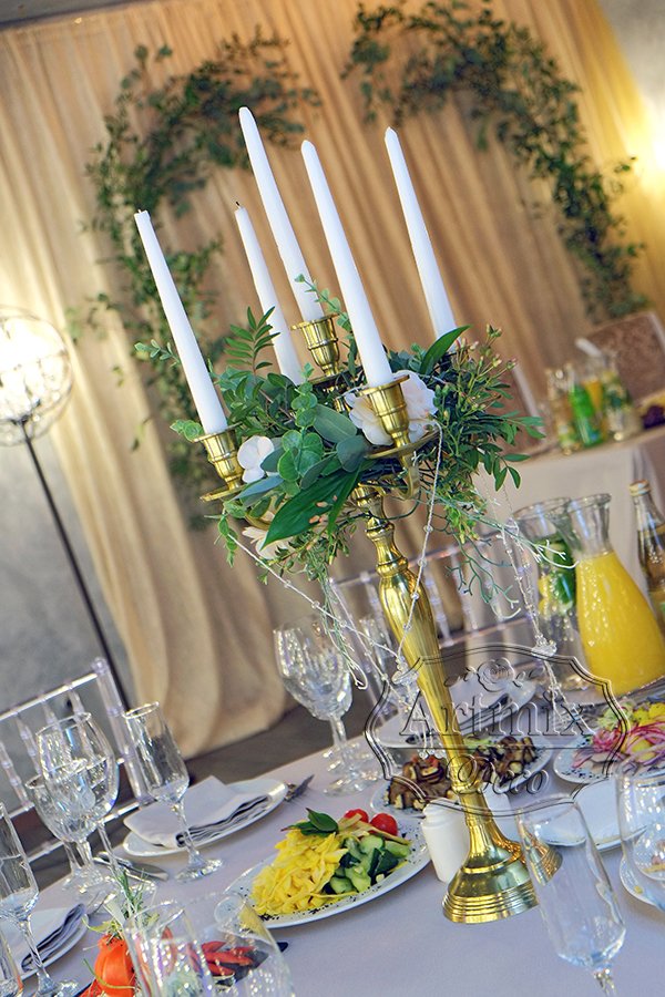Канделябры как элемент свадебного декора на столах гостей