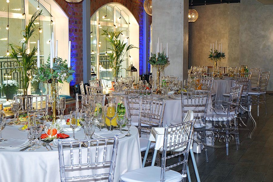 5 рожковый золотые канделябры как элемент свадебного декора на столах гостей