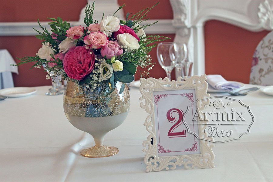 Цветы в вазе изящной формы с ажурным рисунком для украшения столов гостей