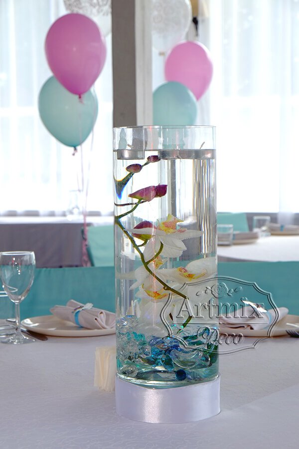 Орхидеи в воде и вазе на свадебных столах гостей