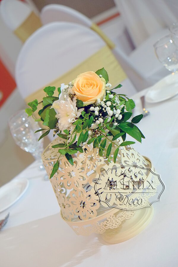 Букет из цветов в ажурном кашпо для украшения свадебного стола