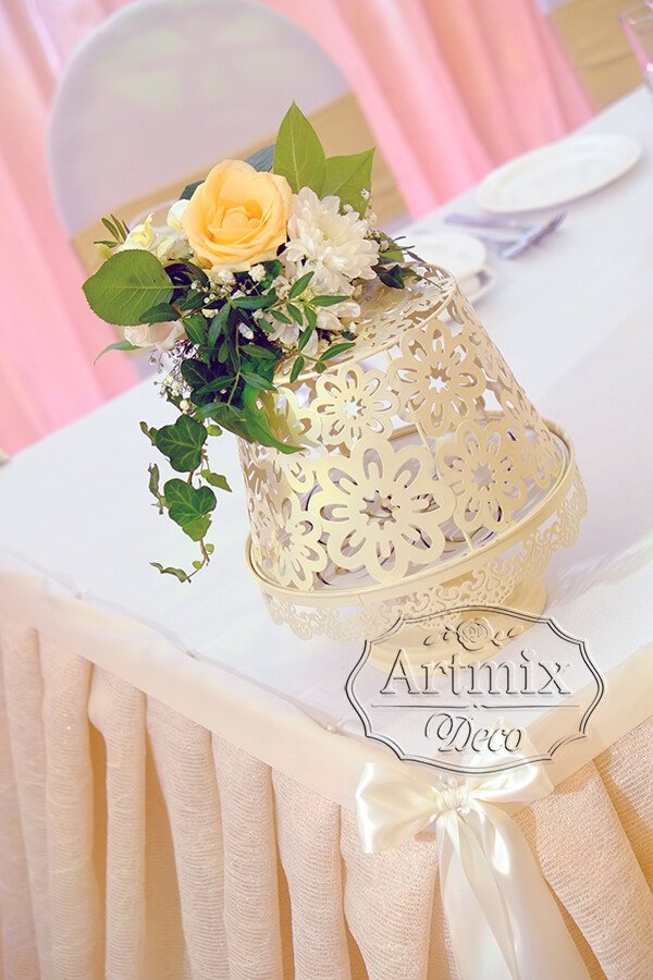 Варианты украшения свадебного стола с помощью цветов