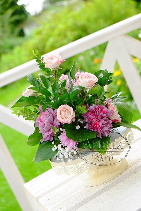 Цветы в кашпо для оформления свадебных столов
