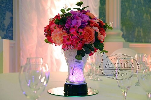 Классические вазы с подсветкой на свадебном торжестве